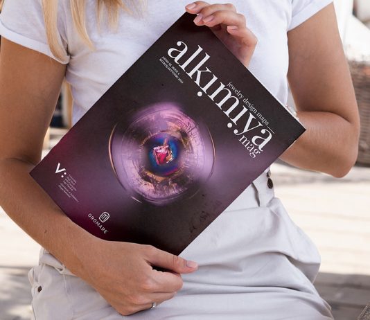 Ricerca materica e fotomicrografia nel nuovo Alkimiya Mag 4: i “paesaggi invisibili” dei cristalli e l’estetica del gioiello Alkimiya Mag nr. 4, Estate/Autunno 2025