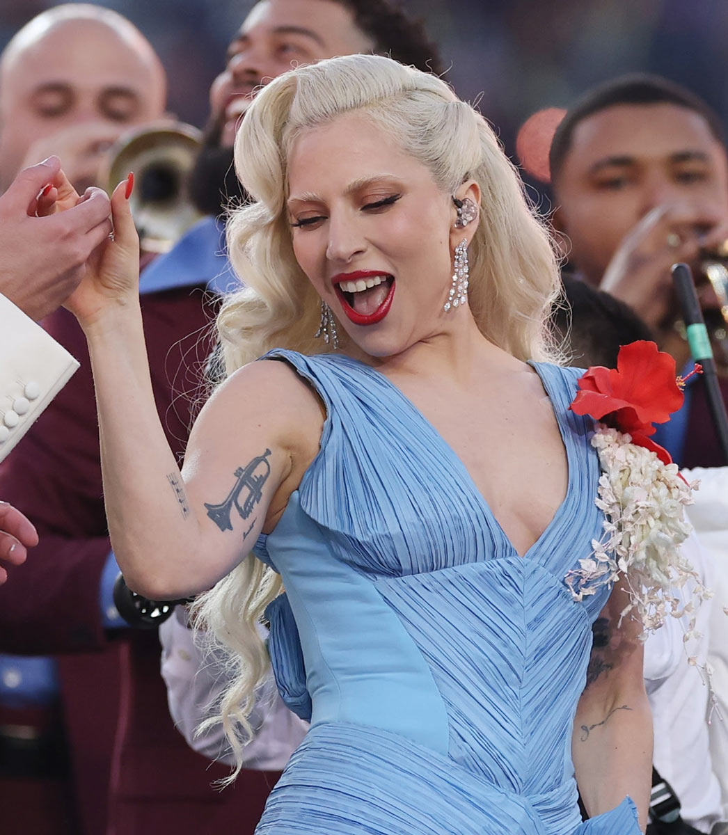 Dettaglio del look di Lady Gaga durante l’esibizione dell’half-time show