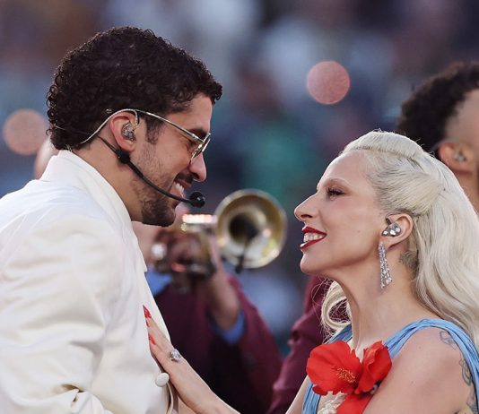Bad Bunny al Super Bowl: diamanti naturali sotto i riflettori tra amore e l’idea di un’America senza confini Esibizione di BadBunny e Lady Gaga durante l’half-time show del Super Bowl
