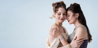 Scandali, simboli e scintille: la rivoluzione Regency di Pandora x Bridgerton Gioielli Pandora x Bridgerton indossati da Claudia Jessie e Hannah Dodd