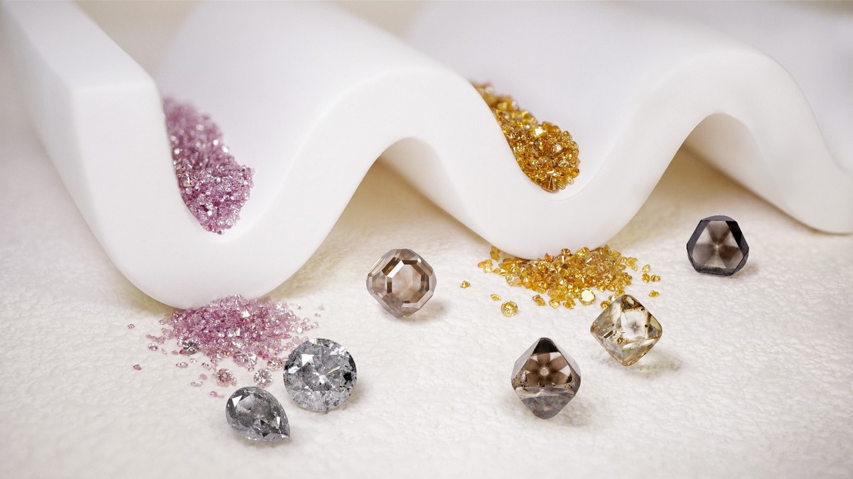 Diamanti “sale e pepe”, affiancati da diamanti fancy e diamanti con inclusioni asteriate