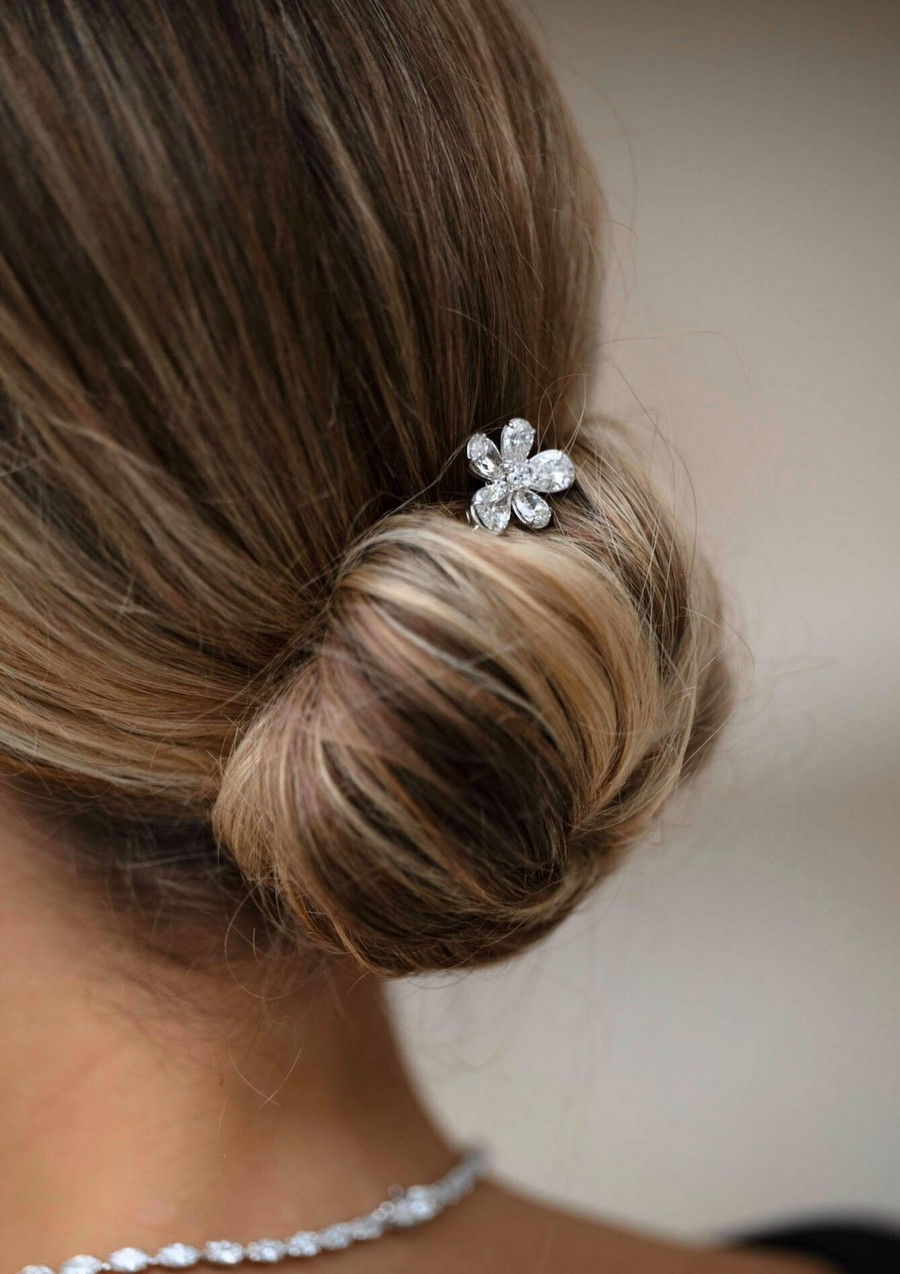 Accessorio per capelli con diamanti a goccia e ovali, dal peso di circa 8 carati