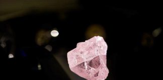 Diamanti fancy a GemGenève 2026: un arcobaleno di esemplari che attraversano lo spettro del lusso Diamante rosa grezzo “Kao Legend”, dal peso di 108,39 carati