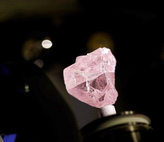 Diamanti fancy a GemGenève 2026: un arcobaleno di esemplari che attraversano lo spettro del lusso Diamante rosa grezzo “Kao Legend”, dal peso di 108,39 carati