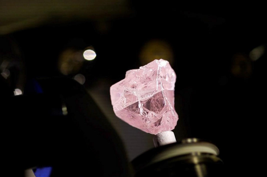 Kao-Legend,-pink-rough-diamond,-108.39-carats,-before-being-cut-by-Antwerp-diamond-dealers-AMC-@-AMC-Groupe-Choron-HOME Diamante rosa grezzo “Kao Legend”, dal peso di 108,39 carati
