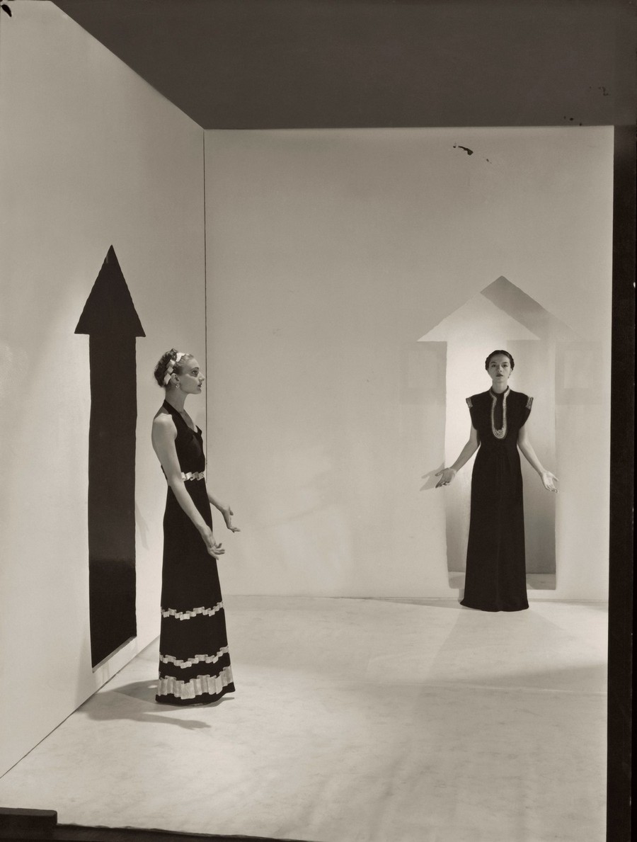 Due modelle indossano vestiti firmati Schiaparelli