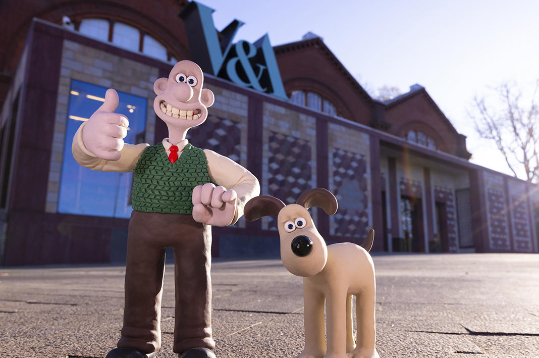Wallace-&-Gromit-visit-Young-V&A,-Bethnal-Green-home Gli iconici personaggi Wallace e Gromit in visita al Young V&A Museum