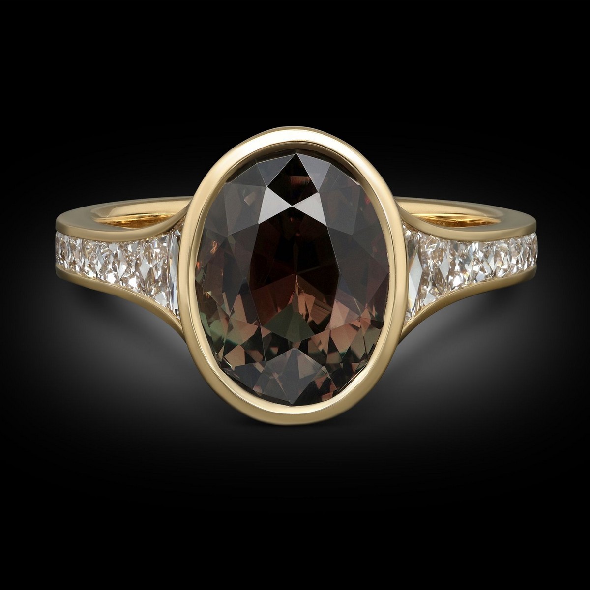 I due colori dell’anello in alessandrite cangiante nella stessa immagine