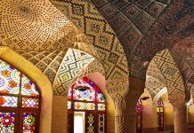 L’Iran tra diaspora, resistenza e rinascita: viaggio nelle tradizioni orafe della nuova Persia Interno della Moschea di Nasir ol Molk, Iran