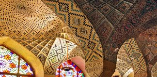 L’Iran tra diaspora, resistenza e rinascita: viaggio nelle tradizioni orafe della nuova Persia Interno della Moschea di Nasir ol Molk, Iran