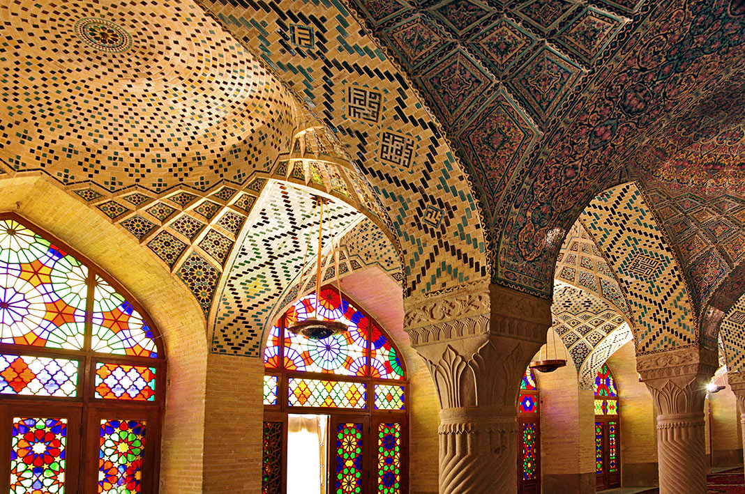 Nasirolmolk_mosque_warm_light-HOME Interno della Moschea di Nasir ol Molk, Iran