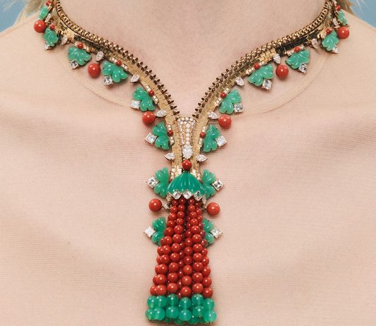 Phillips celebra 230 anni all’asta di gioielli di Ginevra: dalla collezione dei Re di Baviera ai capolavori di Bulgari e Cartier Collana Zip in oro con coralli, crisoprasio e diamante; firmata Van Cleef & Arpels, dettaglio.